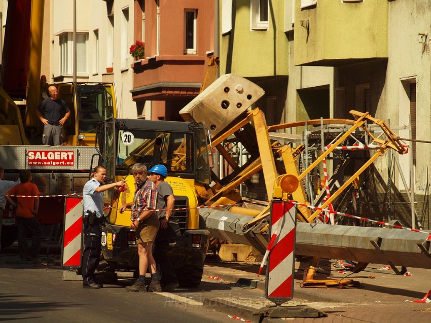 Baukran umgestuerzt Koeln Suelz Suelzguertel P153.JPG